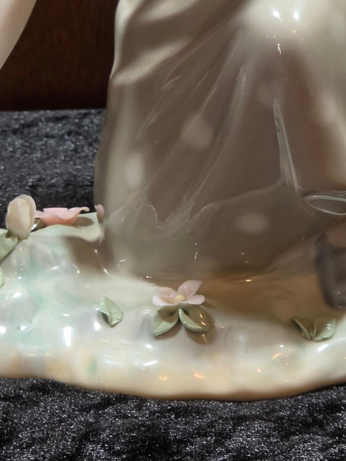 Lladro "Girl Gathering Flowers" #1172 | Glossy Porcelain Figurine | Retired 1993 | Zero Damage, Full Petals Intact
