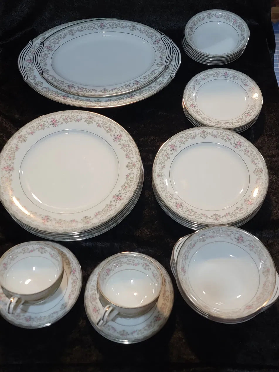 Noritake "Edgewood" Pattern #5807 — Complete Service for 4 with Serving Platters, Vintage Japan, Circa (1957–1973)